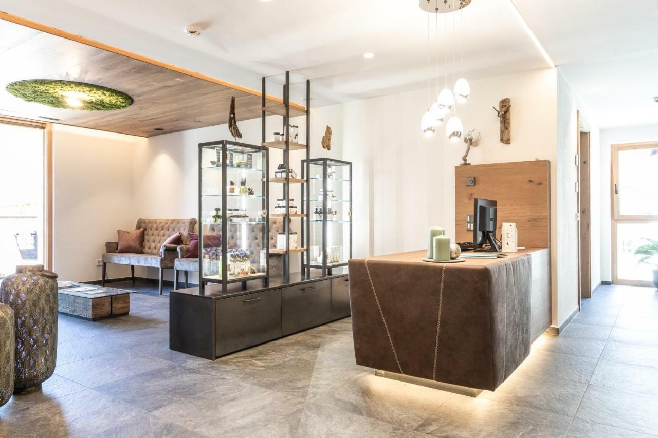 Aktiv- Und Wellnesshotel Traube- Post Curon Venosta Exterior foto